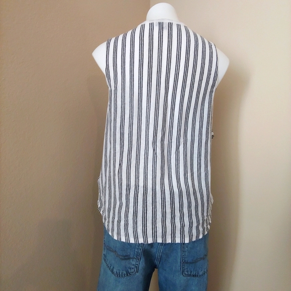 🔴 Stripe Sleeveless Ruffle Top - Picture 2 of 2